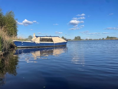 Slapen en varen op een tentboot in Waterland Slapen en varen op een tentboot in Waterland