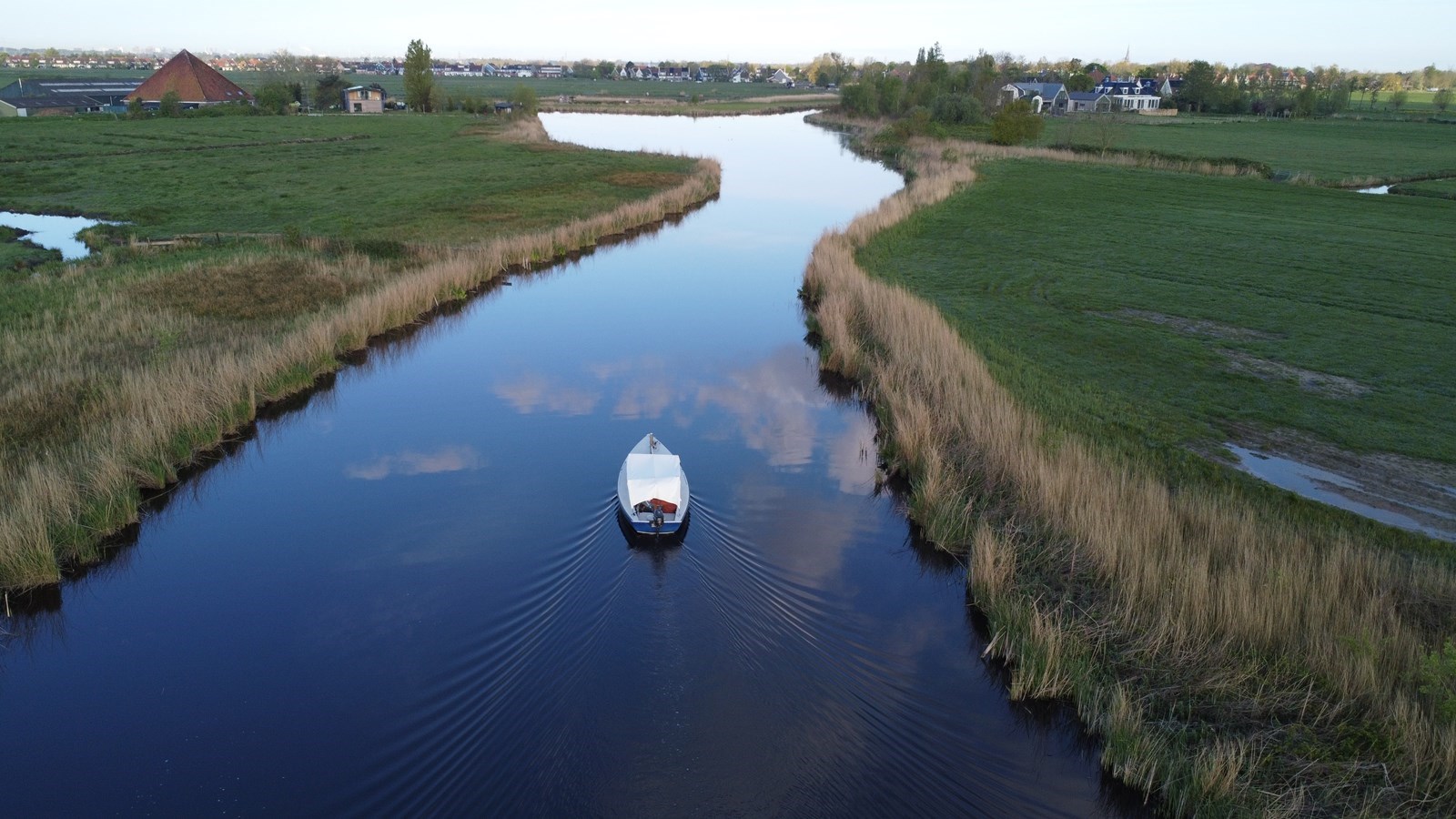 Slapen en varen op een tentboot in Waterland