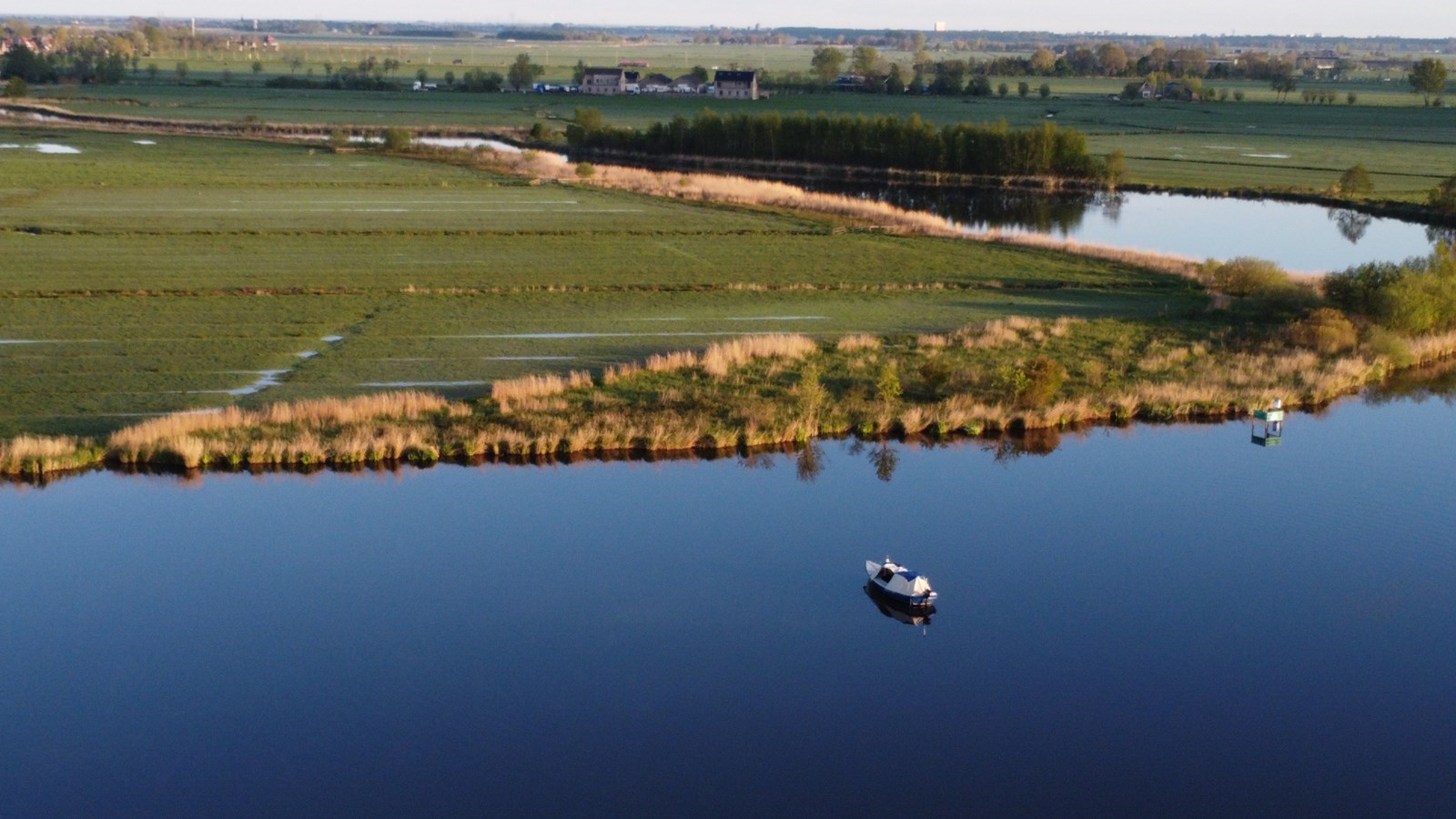 Slapen en varen op een tentboot in Waterland