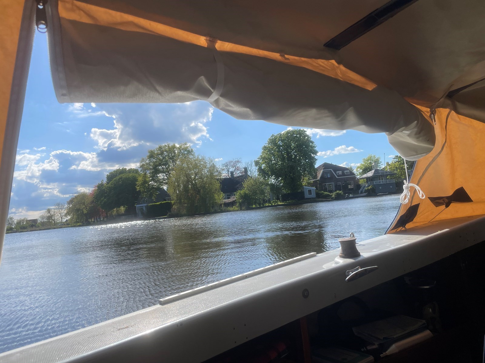 Slapen en varen op een tentboot in Waterland