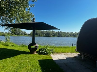 POD aan het water met een barbecue POD aan het water met een barbecue