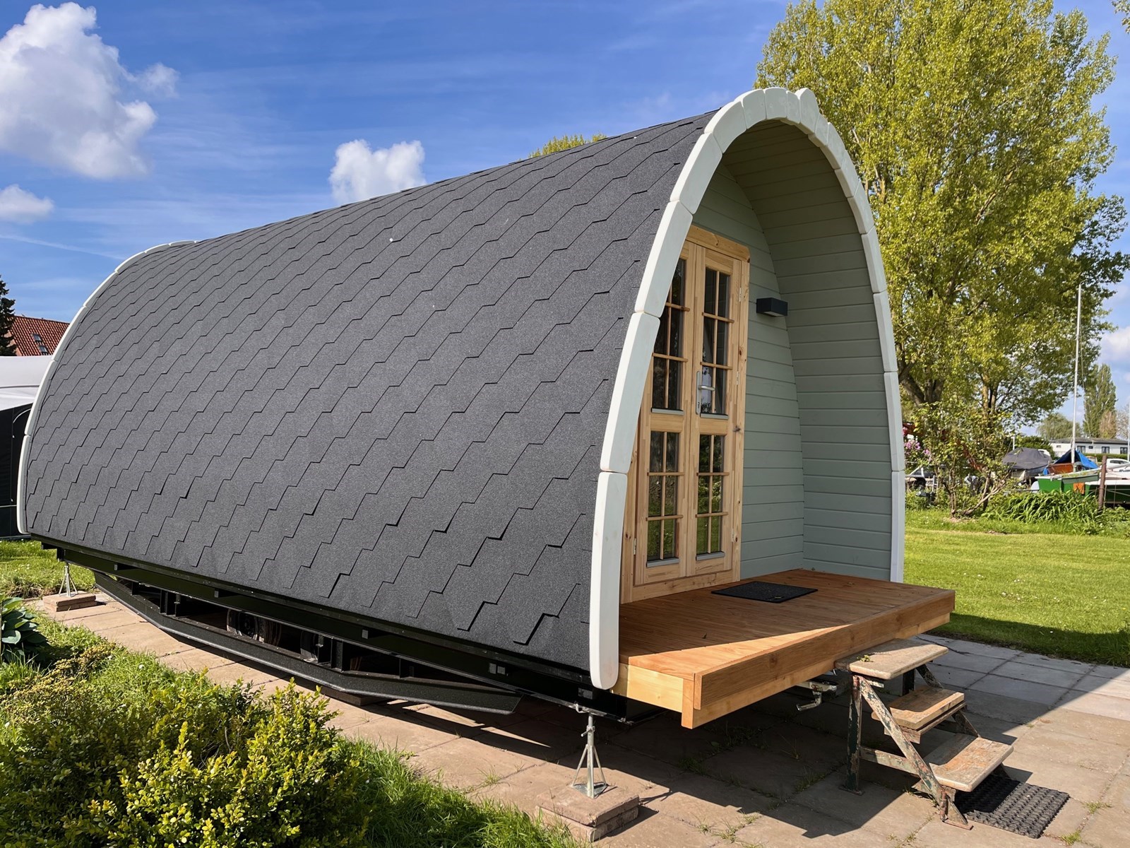 POD aan het water met een barbecue