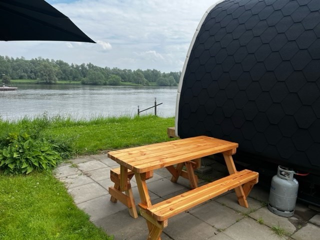 POD aan het water met een barbecue