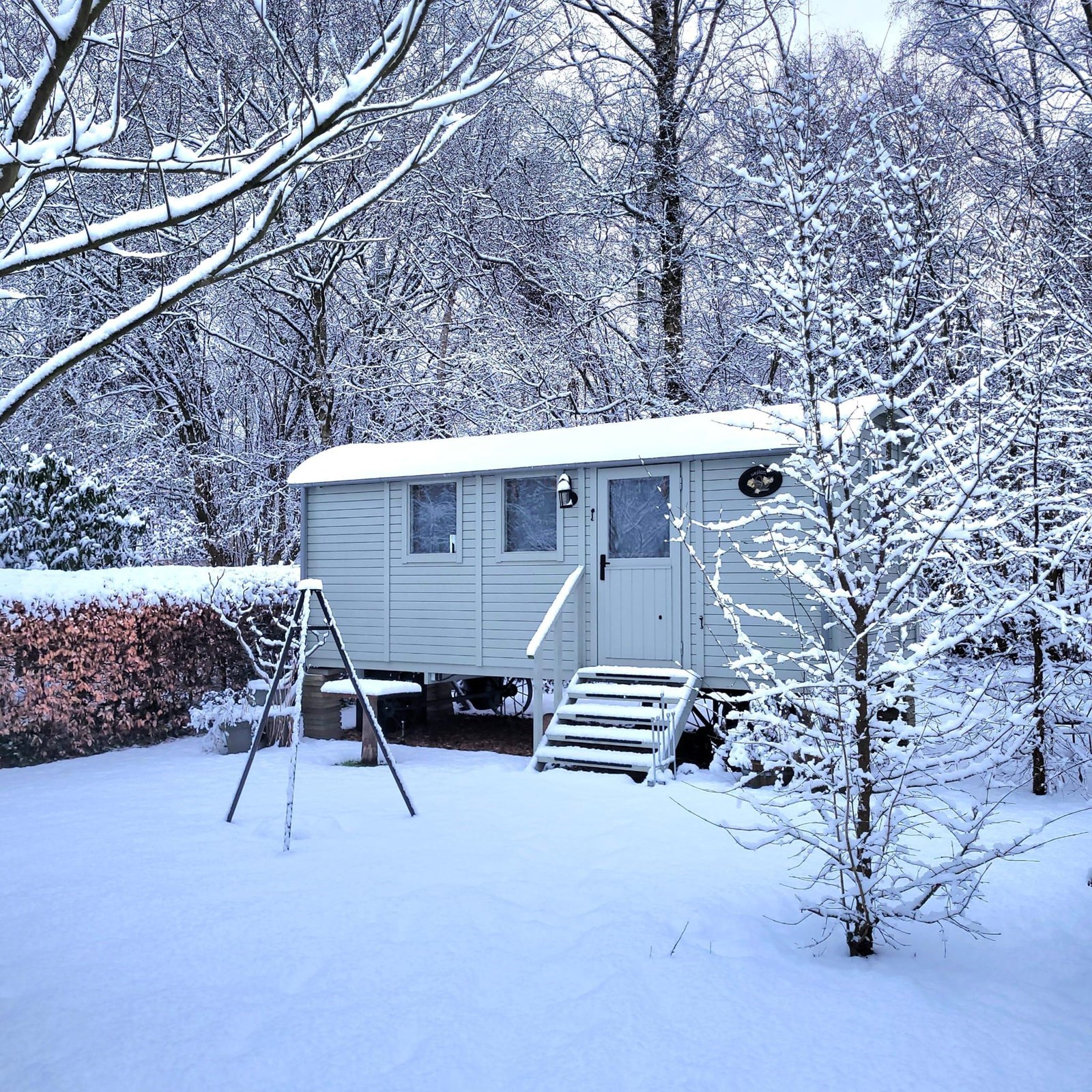 Sfeervolle shepherds hut met een buitenvuurplaats