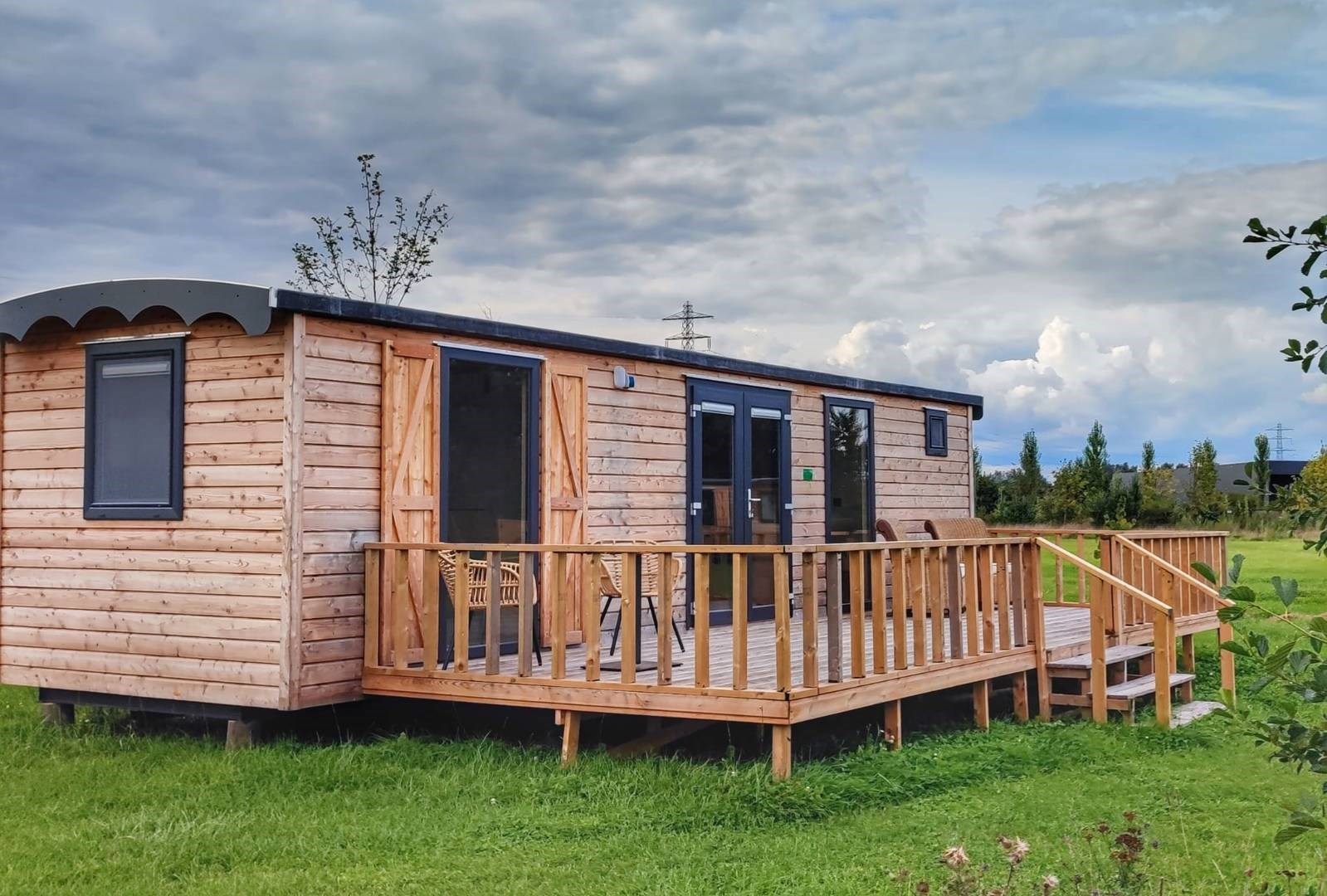 Gezellige Pipowagen aan de grote vijver