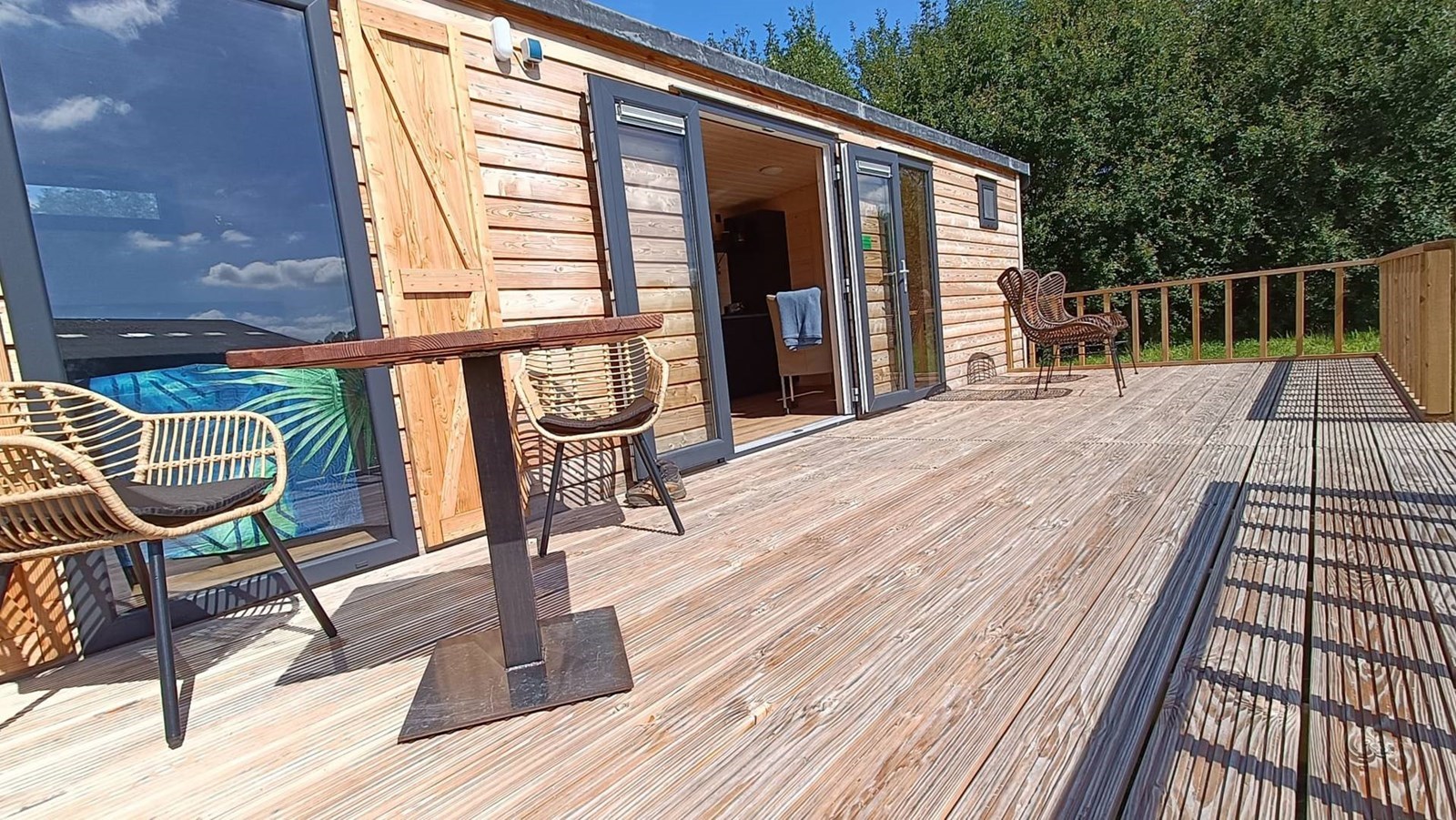 Knusse Pipowagen aan de grote vijver