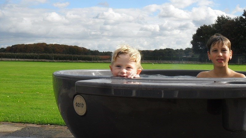 Superdeluxe Pipowagen met hottub, zwembad, airco & verwarming