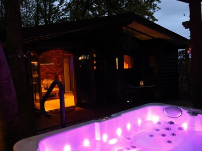 Wellnesshuisje met sauna en jacuzzi Wellnesshuisje met sauna en jacuzzi