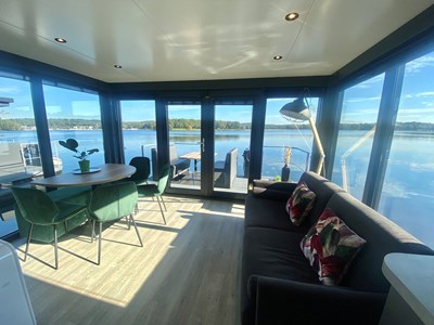Houseboat met uitzicht over de Mookerplas Houseboat met uitzicht over de Mookerplas