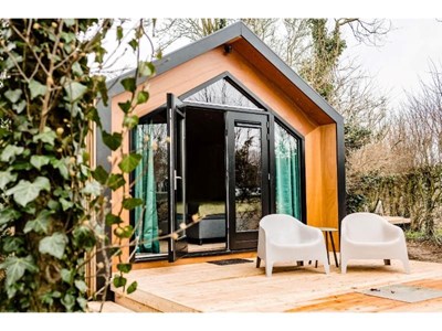 Filmpje streamen in de CinemaCabin met prive hottub Filmpje streamen in de CinemaCabin met prive hottub