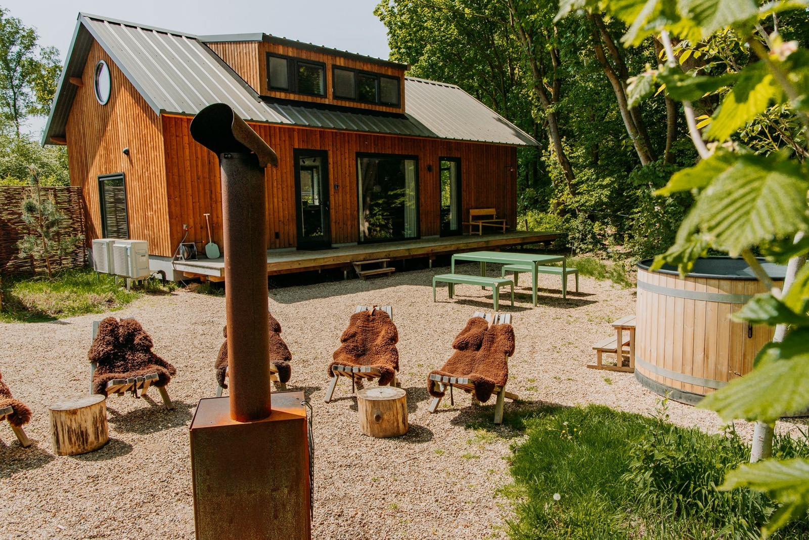 Knus droomhuisje met hottub midden tussen het groen