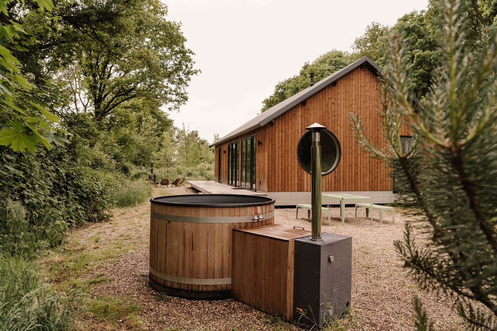 Bijzondere cabin met hottub in Japandi-stijl