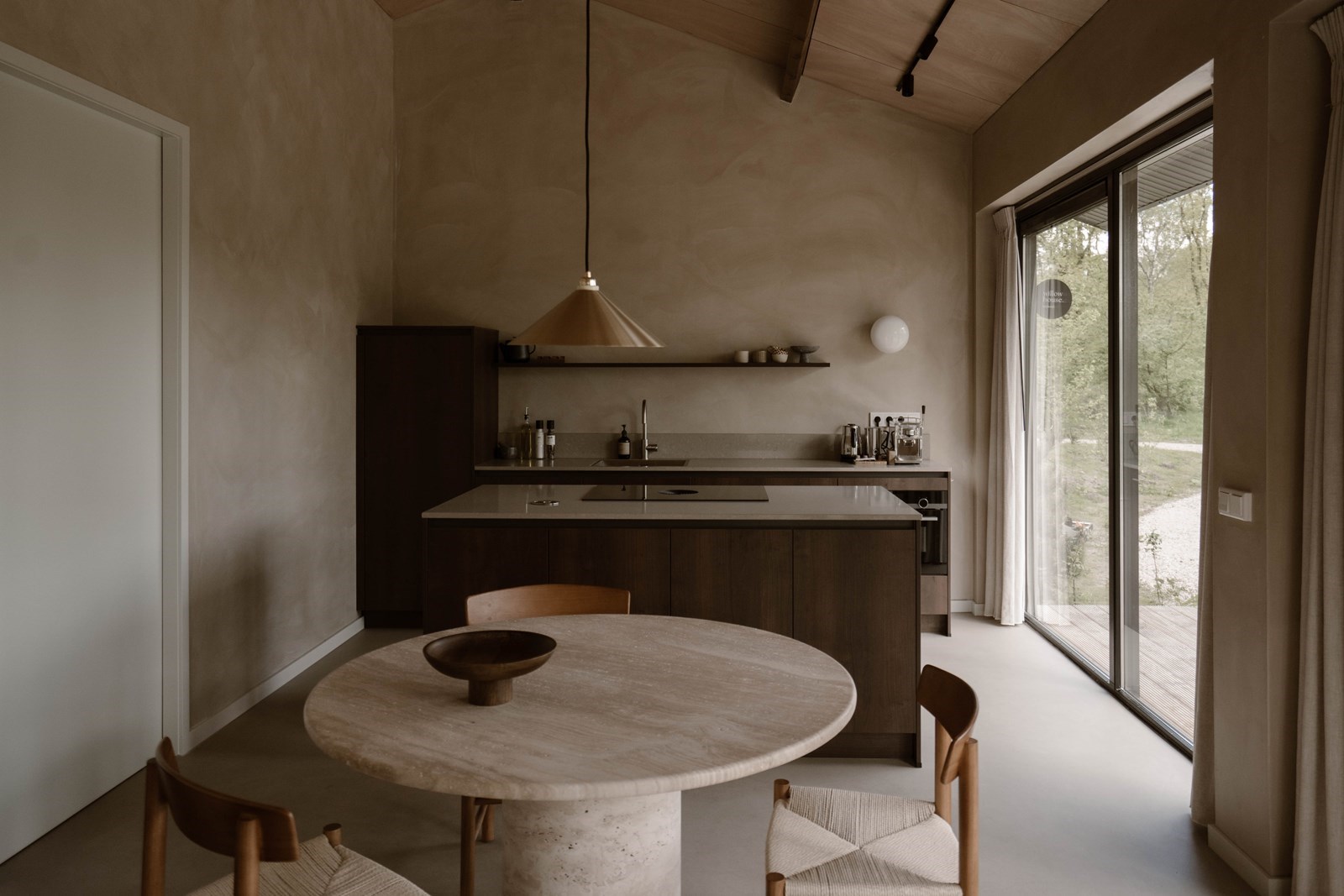 Knusse cabin met grote ramen in de natuur en privé hottub