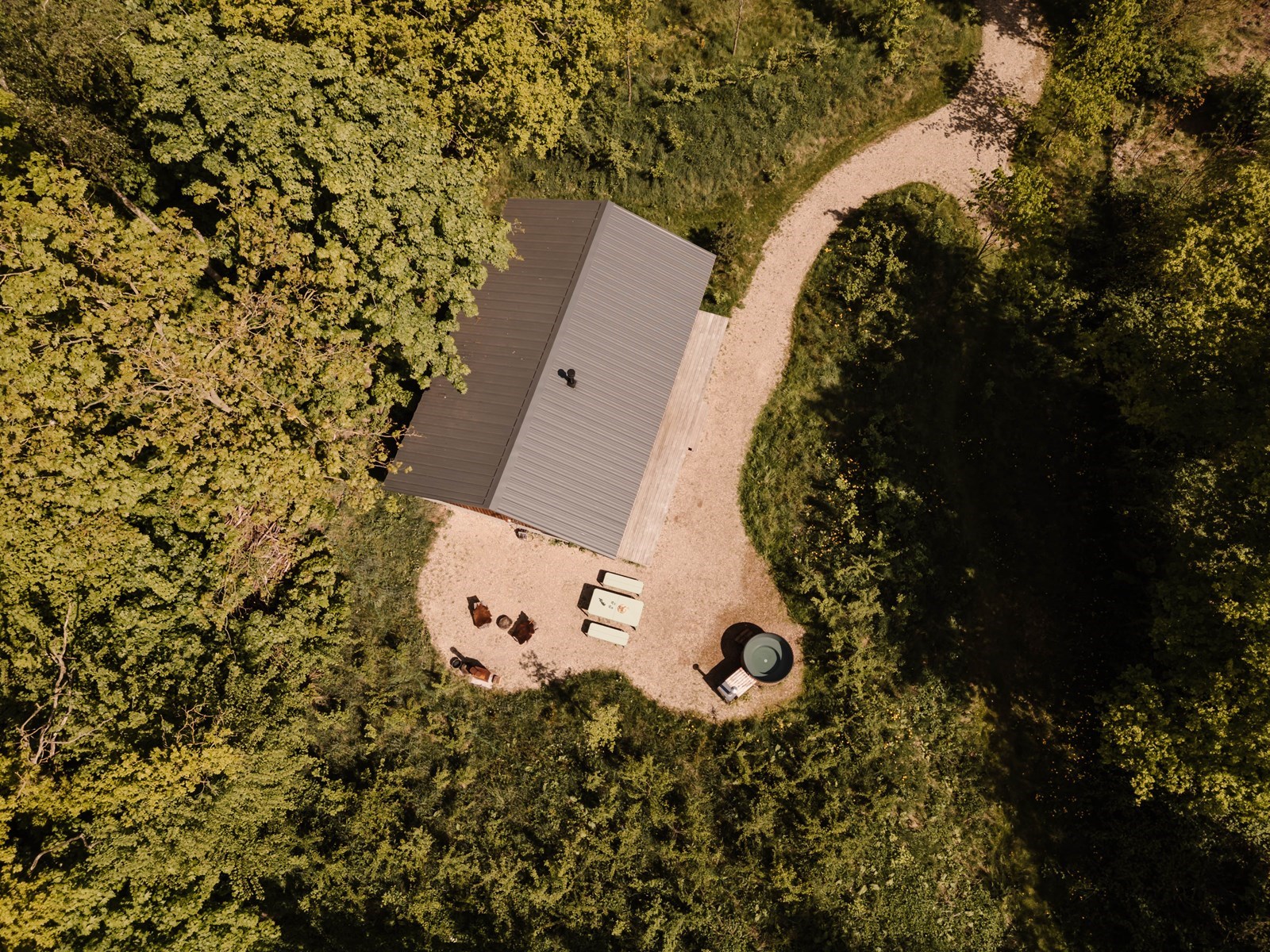 Knusse cabin met grote ramen in de natuur en privé hottub