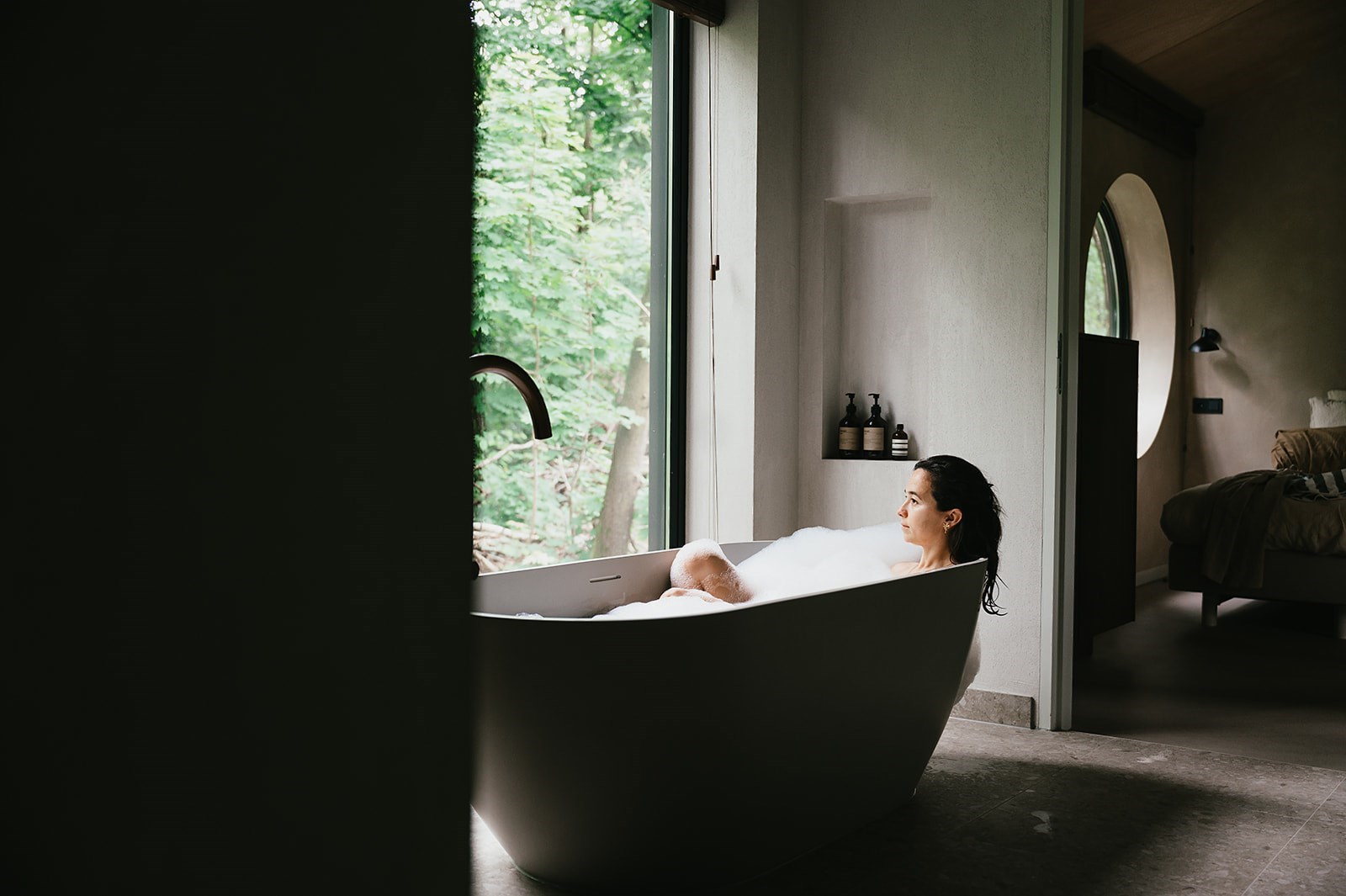 Knusse cabin met grote ramen in de natuur en privé hottub