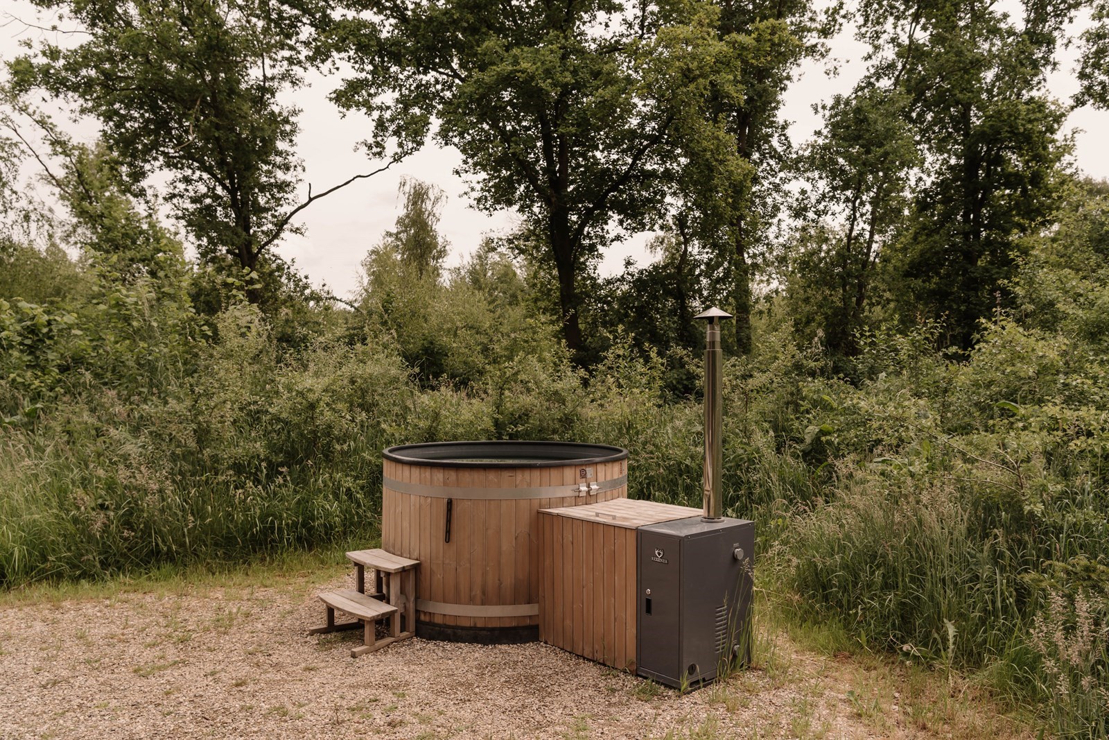 Knusse cabin met grote ramen in de natuur en privé hottub