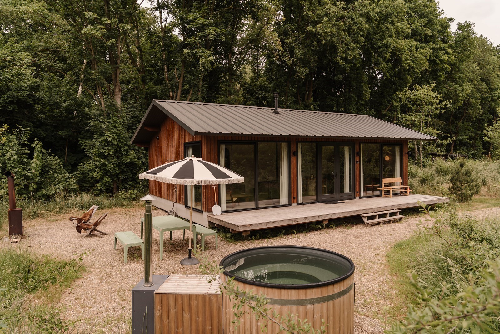 Knusse cabin met grote ramen in de natuur en privé hottub