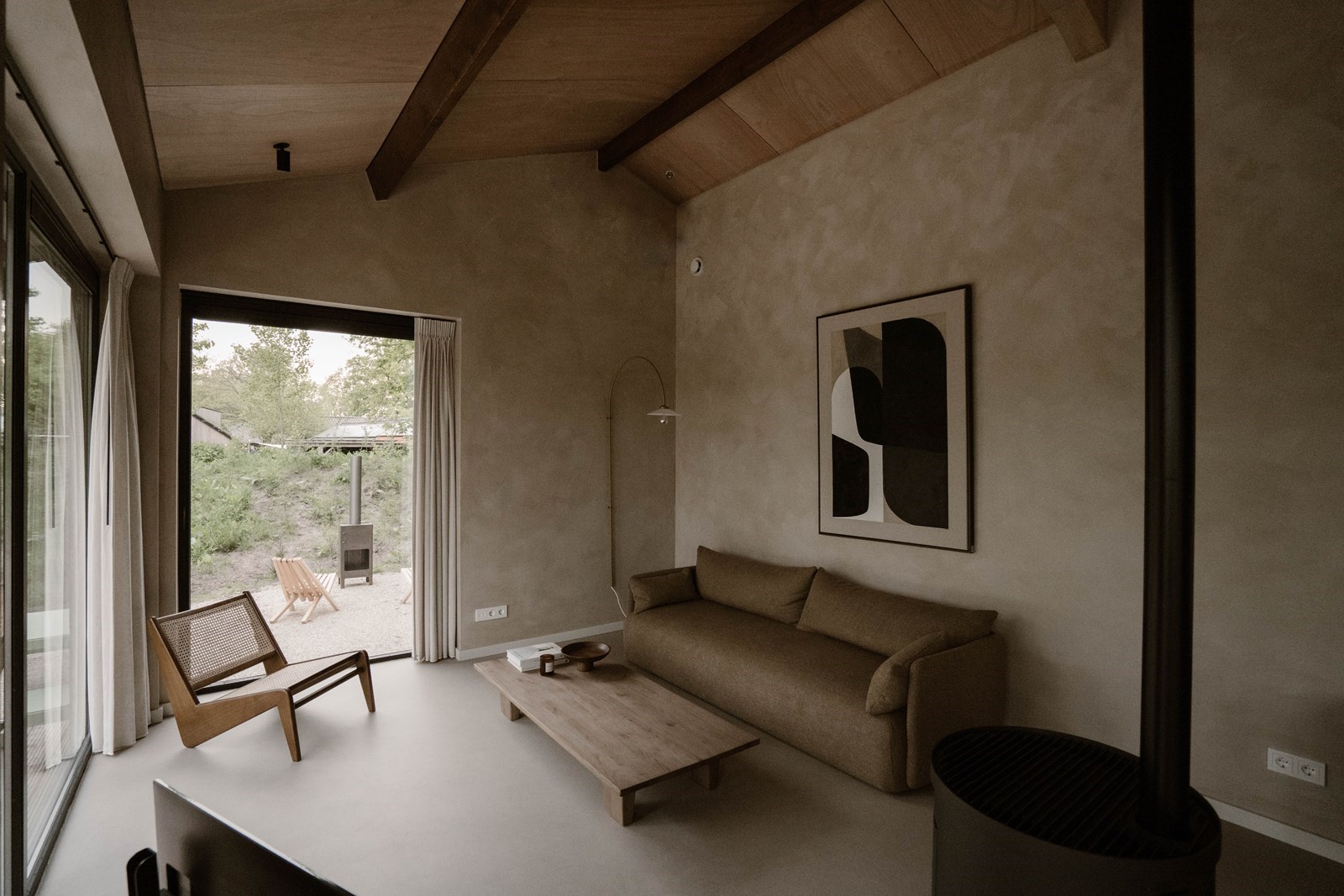 Knusse cabin met grote ramen in de natuur en privé hottub