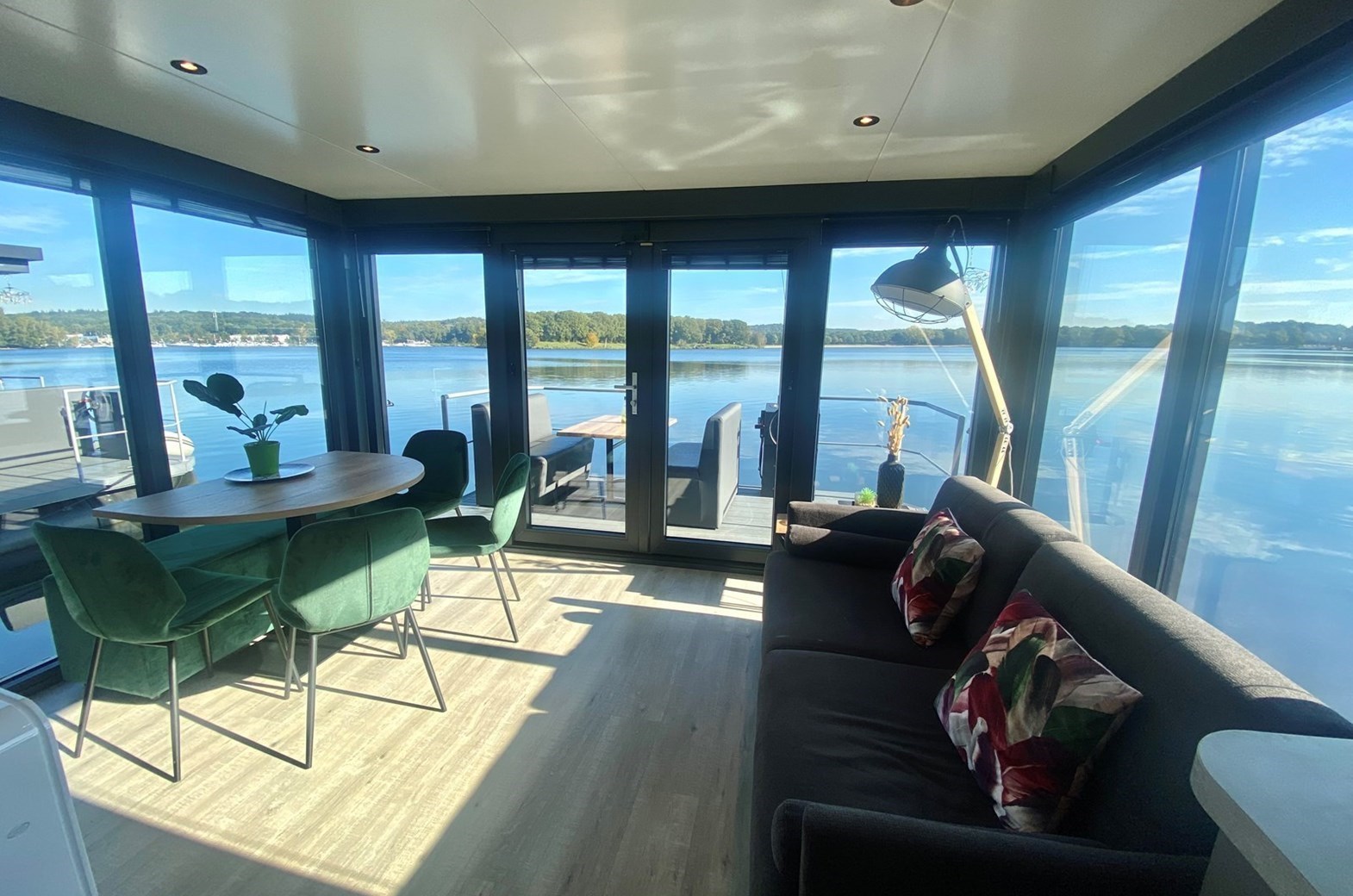 Houseboat met uitzicht over de Mookerplas