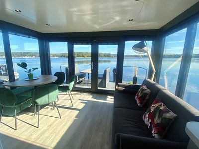 Houseboat met uitzicht over de Mookerplas Houseboat met uitzicht over de Mookerplas