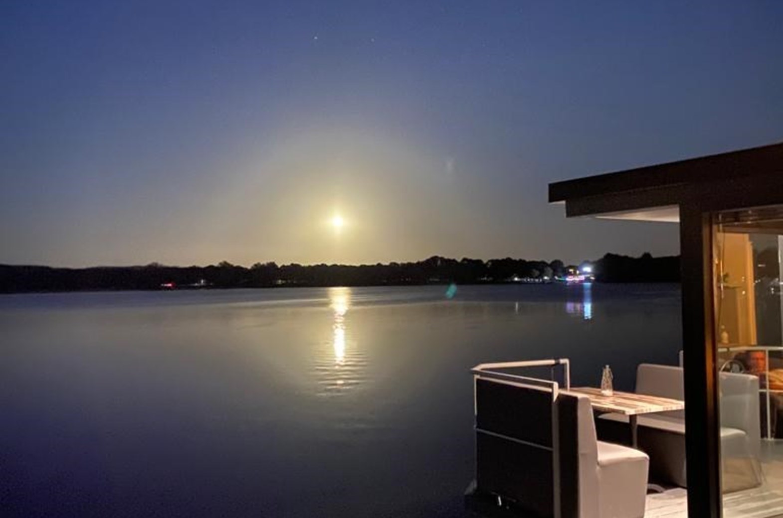 Houseboat met uitzicht over de Mookerplas