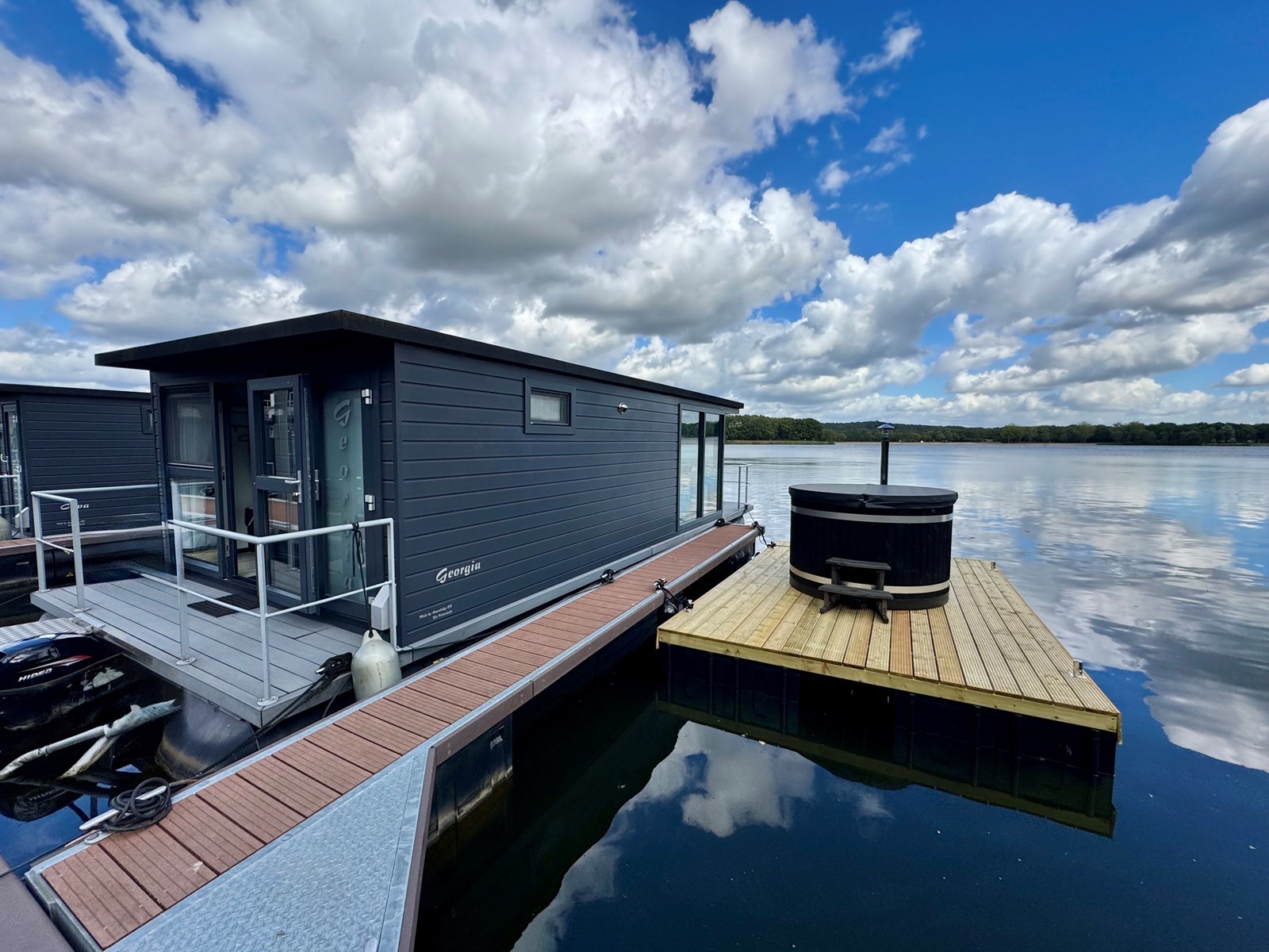 Houseboat met drijvende hottub en fenomenaal uitzicht over de Mookerplas