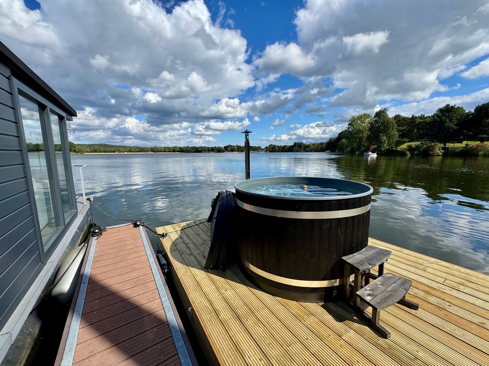 Houseboat met drijvende hottub en fenomenaal uitzicht over de Mookerplas