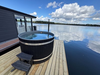 Houseboat met drijvende hottub en fenomenaal uitzicht over de Mookerplas Houseboat met drijvende hottub en fenomenaal uitzicht over de Mookerplas