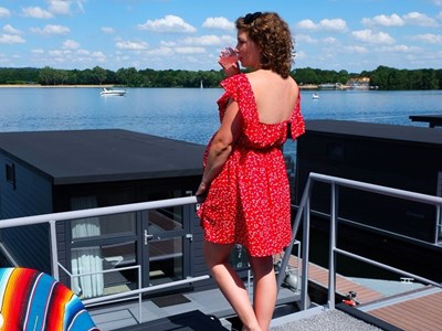 Houseboat met dakterras op de Mookerplas Houseboat met dakterras op de Mookerplas