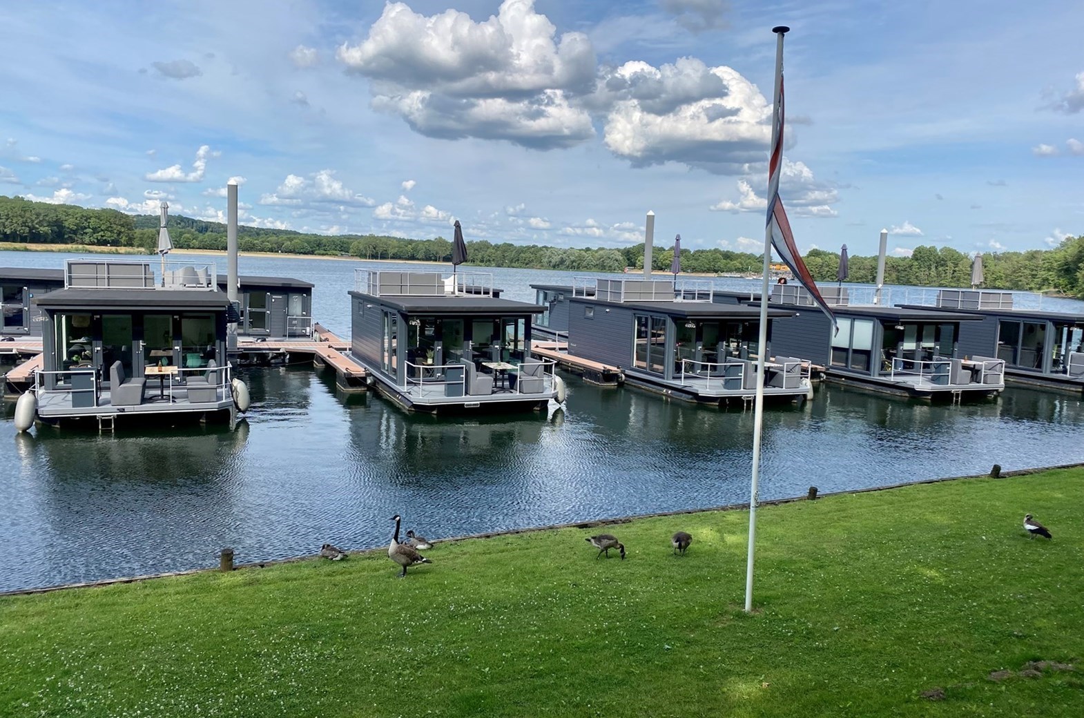 Houseboat met dakterras op de Mookerplas