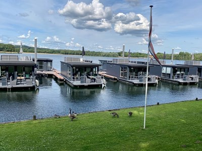 Houseboat met dakterras op de Mookerplas Houseboat met dakterras op de Mookerplas
