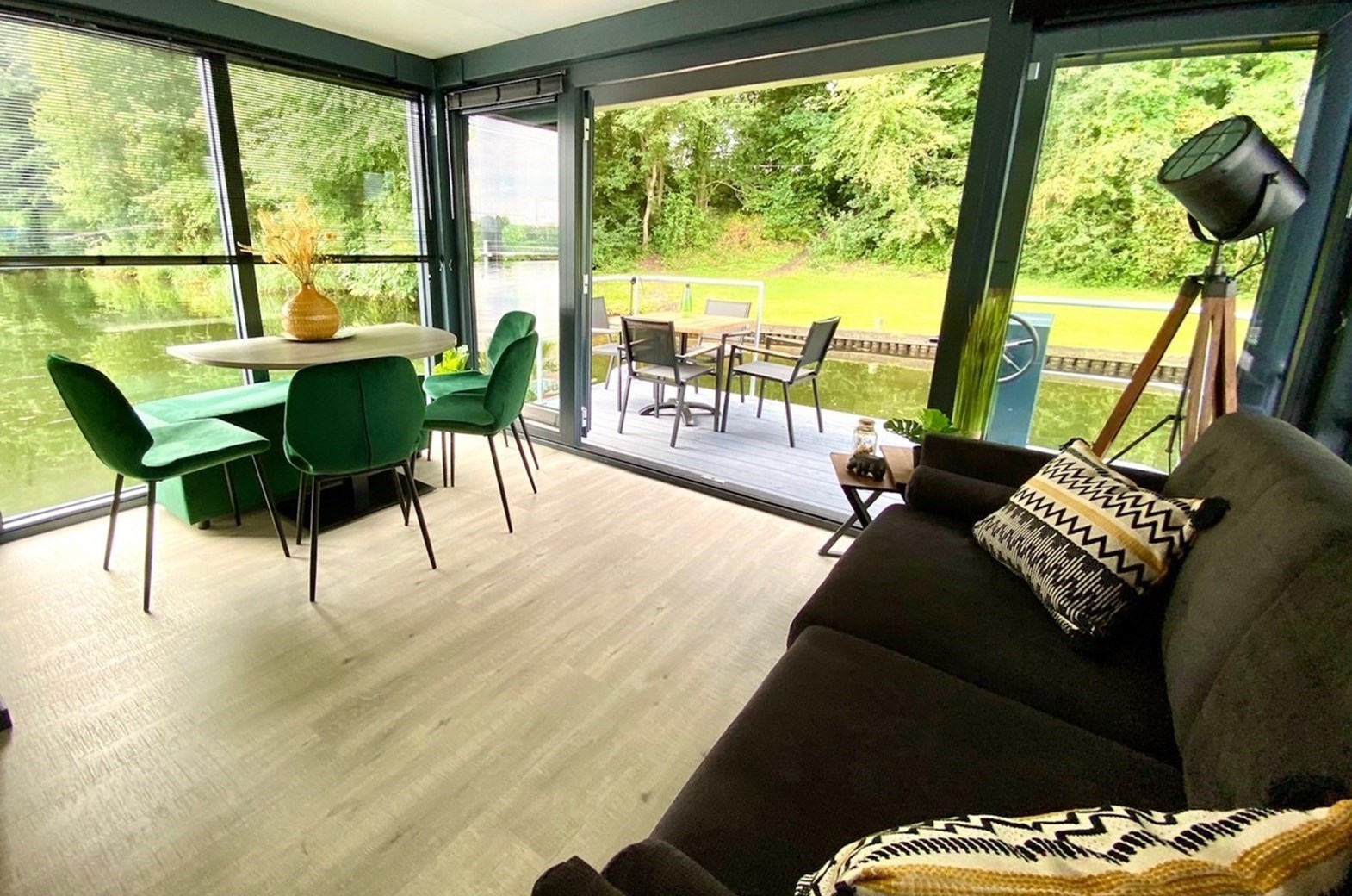 Houseboat met dakterras op de Mookerplas