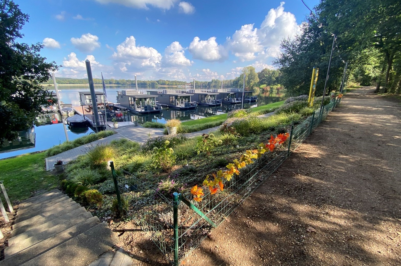Houseboat met dakterras op de Mookerplas