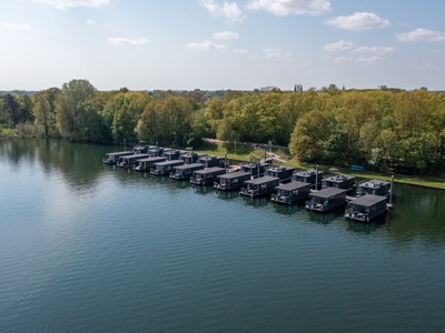 Houseboat met dakterras op de Mookerplas Houseboat met dakterras op de Mookerplas
