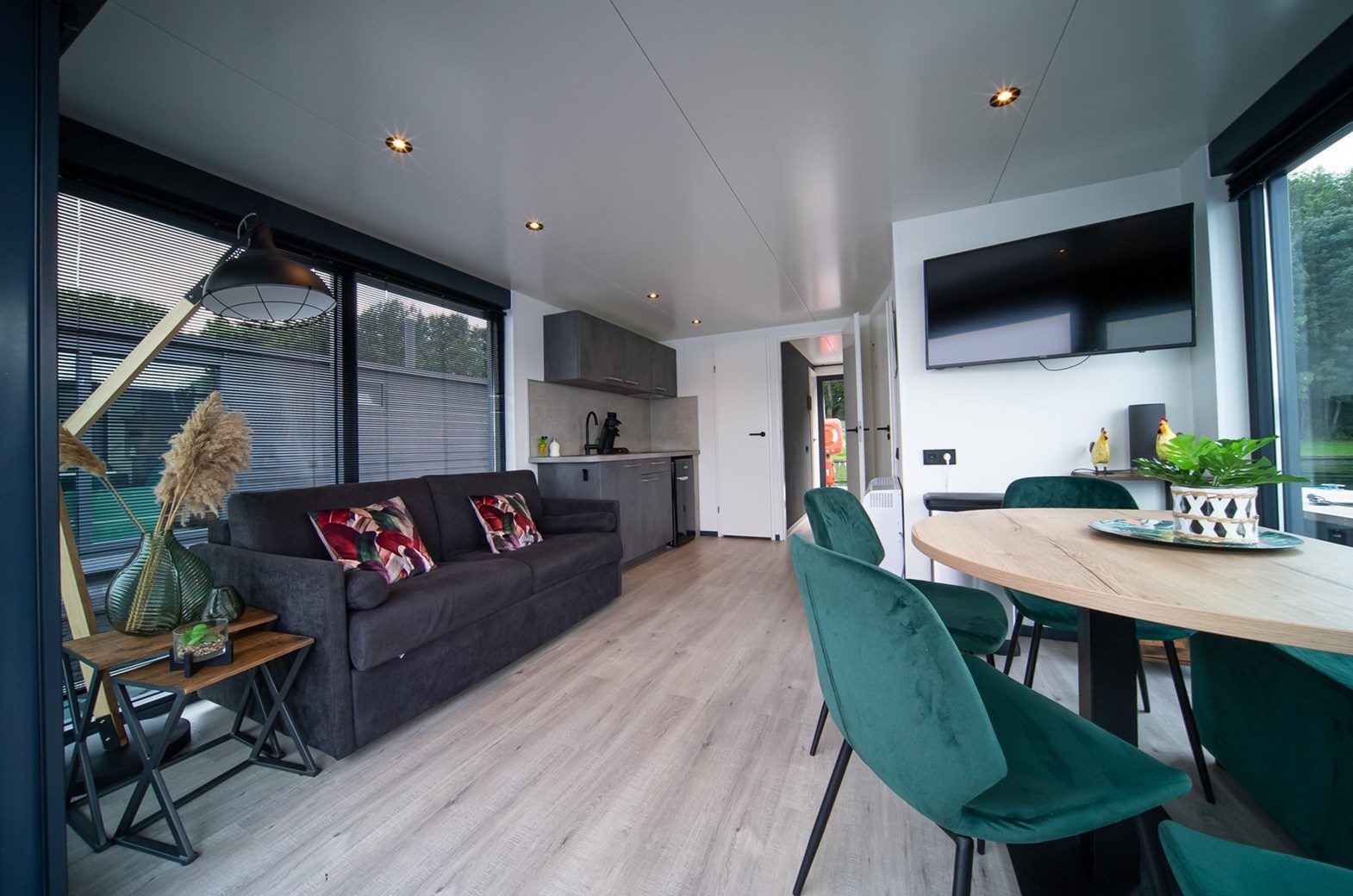 Houseboat met dakterras op de Mookerplas