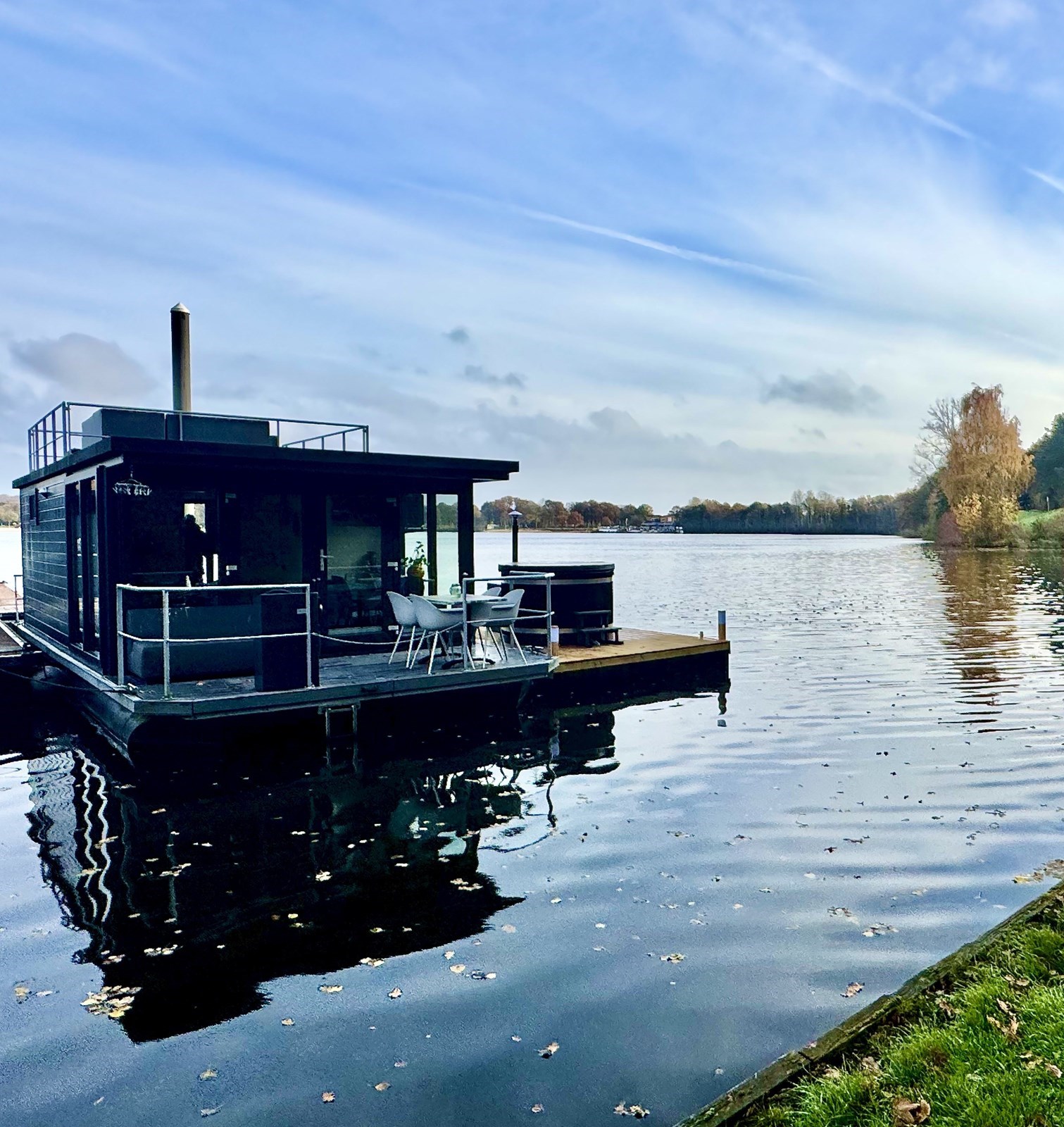Houseboat met hottub en dakterras met een fenomenaal uitzicht over de Mookerplas
