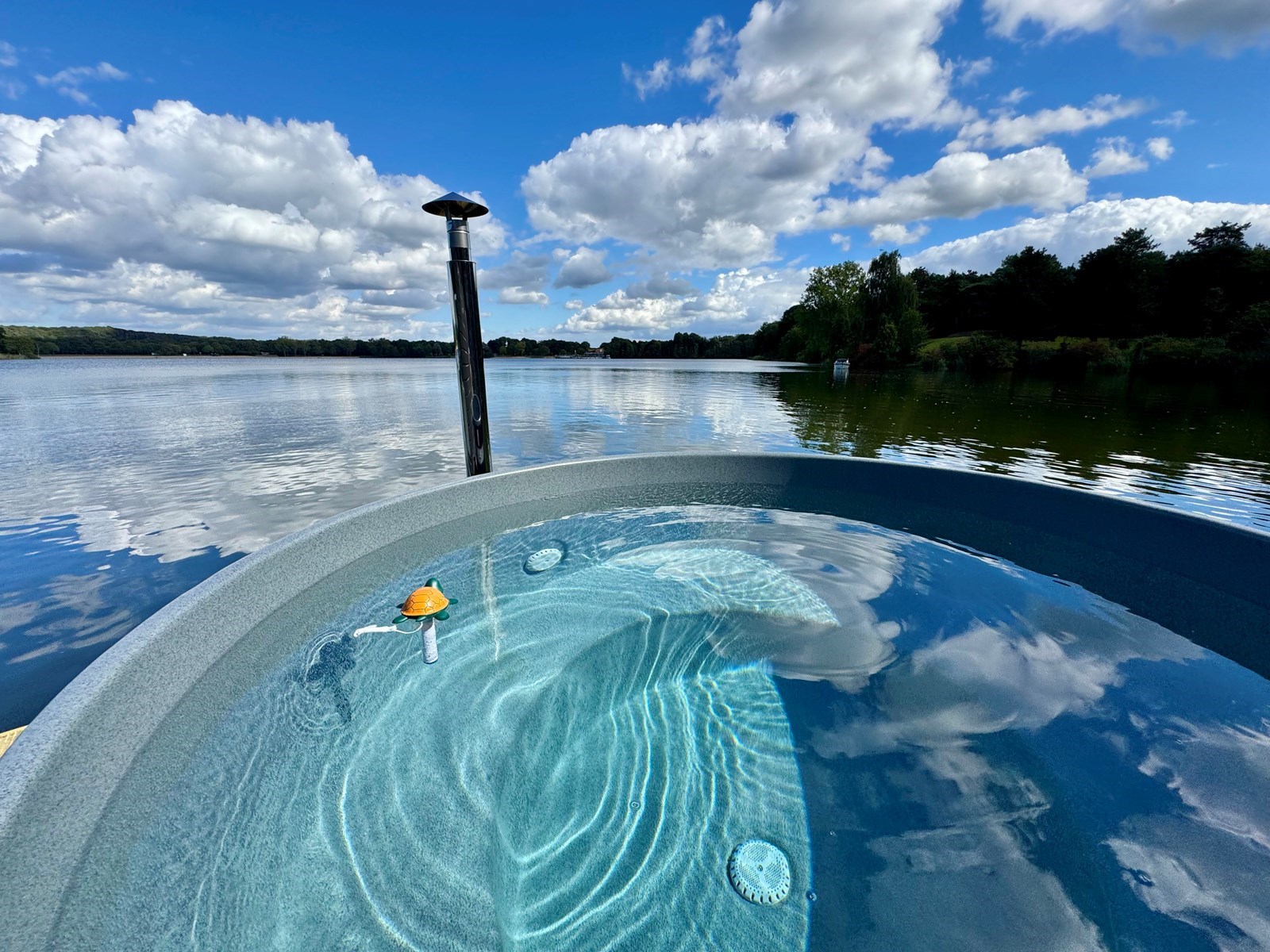 Houseboat met hottub en dakterras met een fenomenaal uitzicht over de Mookerplas