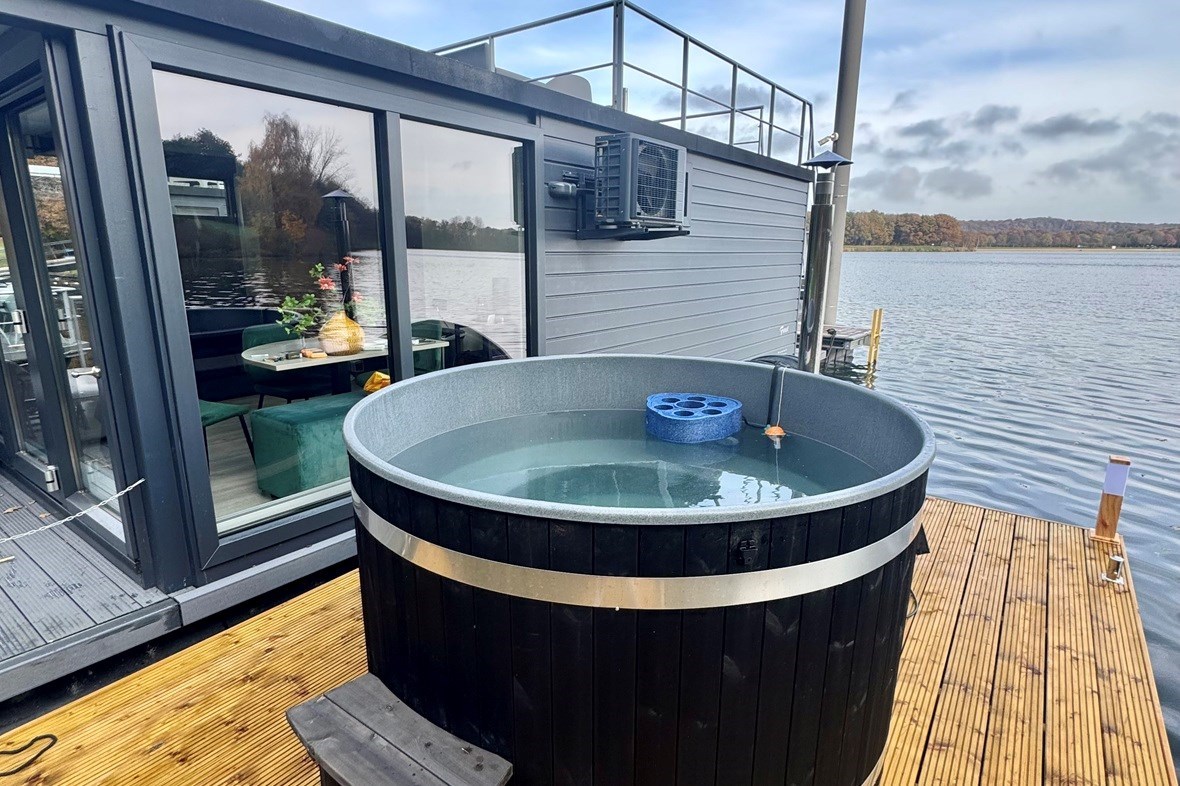 Houseboat met hottub en dakterras met een fenomenaal uitzicht over de Mookerplas
