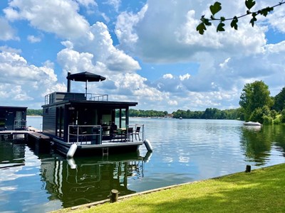 Houseboat met dakterras op de Mookerplas Houseboat met dakterras op de Mookerplas