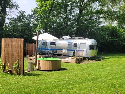 Amerikaanse Airstream caravan met hottub Amerikaanse Airstream caravan met hottub