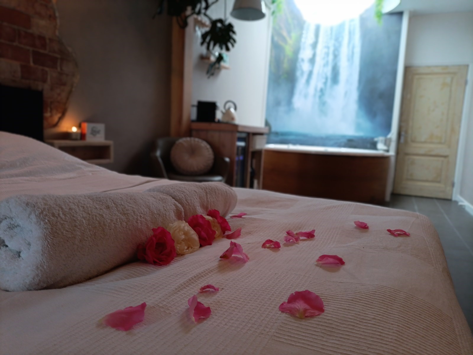 Romantisch overnachten in een Waterval Wellness Suite met sauna en bubbelbad