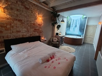 Romantisch overnachten in een Waterval Wellness Suite met sauna en bubbelbad Romantisch overnachten in een Waterval Wellness Suite met sauna en bubbelbad