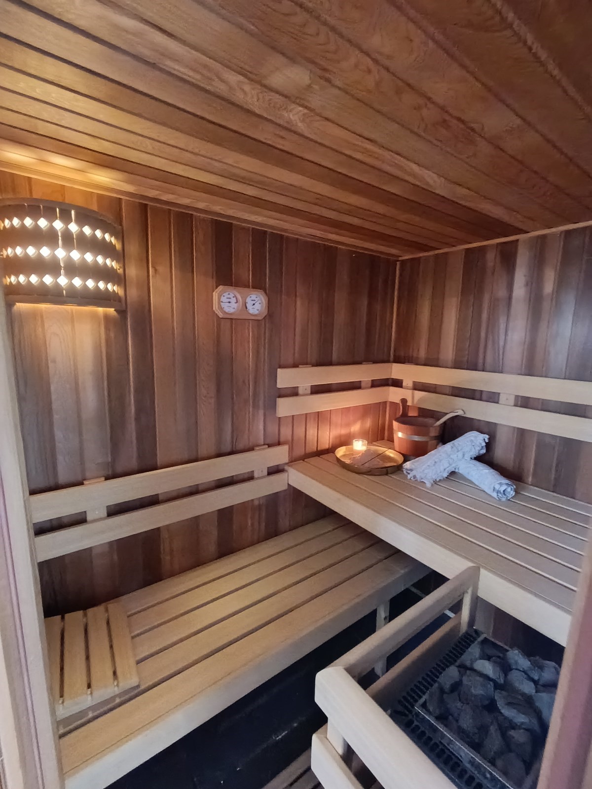 Romantisch overnachten in een Waterval Wellness Suite met sauna en bubbelbad