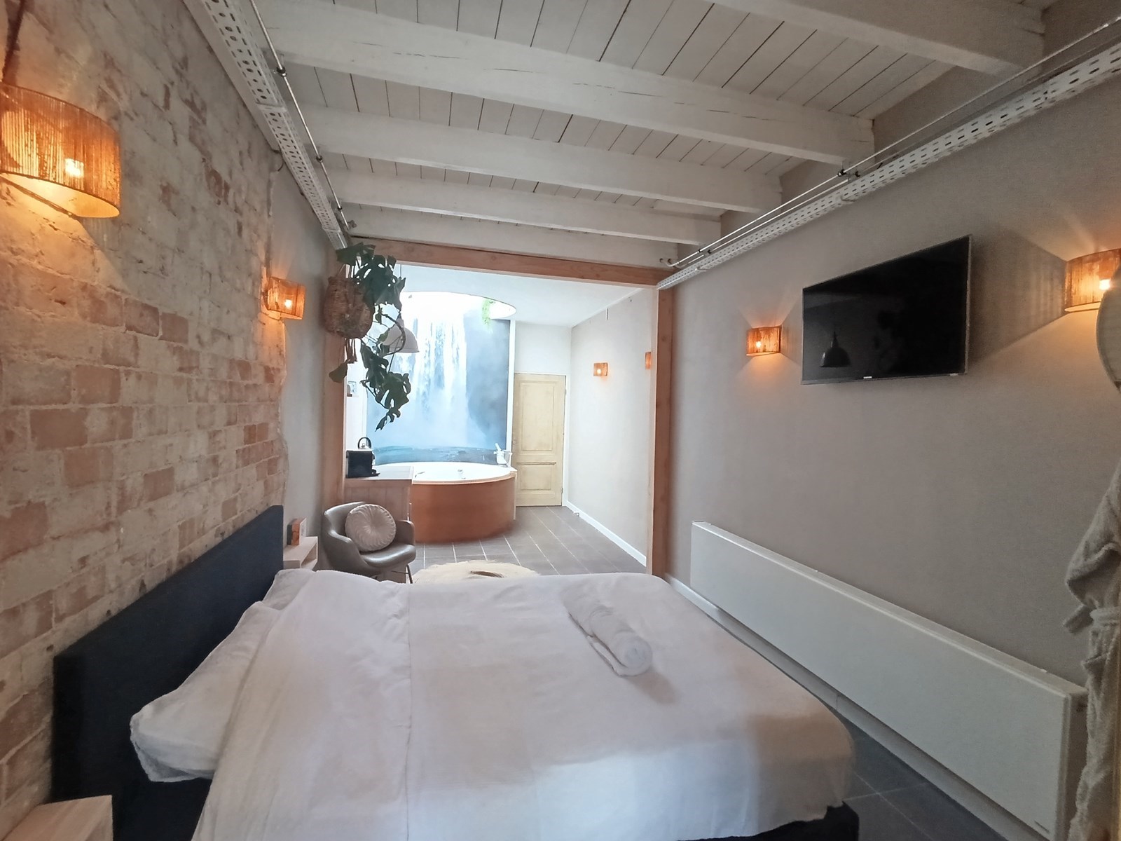 Romantisch overnachten in een Waterval Wellness Suite met sauna en bubbelbad