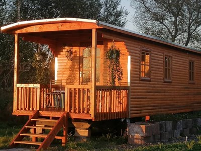 Overnachten in een handgemaakte Scandinavische houten Woonwagen Overnachten in een handgemaakte Scandinavische houten Woonwagen