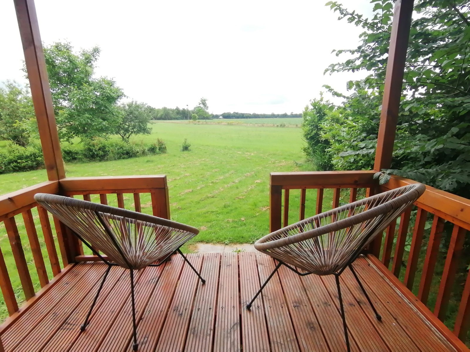 Overnachten in een handgemaakte Scandinavische houten Woonwagen