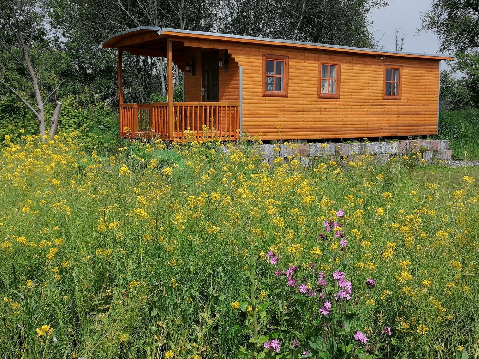 Overnachten in een handgemaakte Scandinavische houten Woonwagen