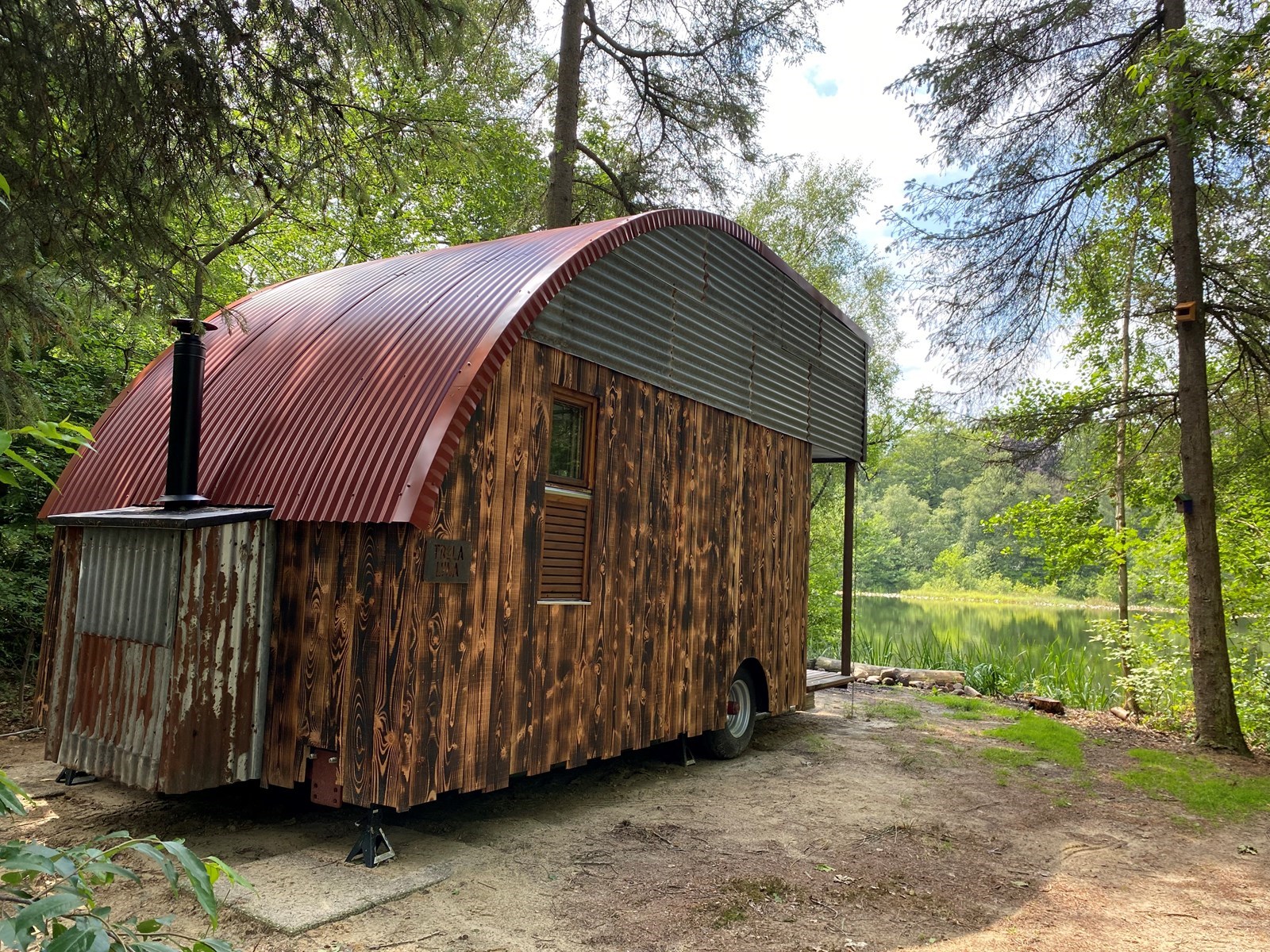 Wakker worden aan de rand van een meertje in een Natuurhut