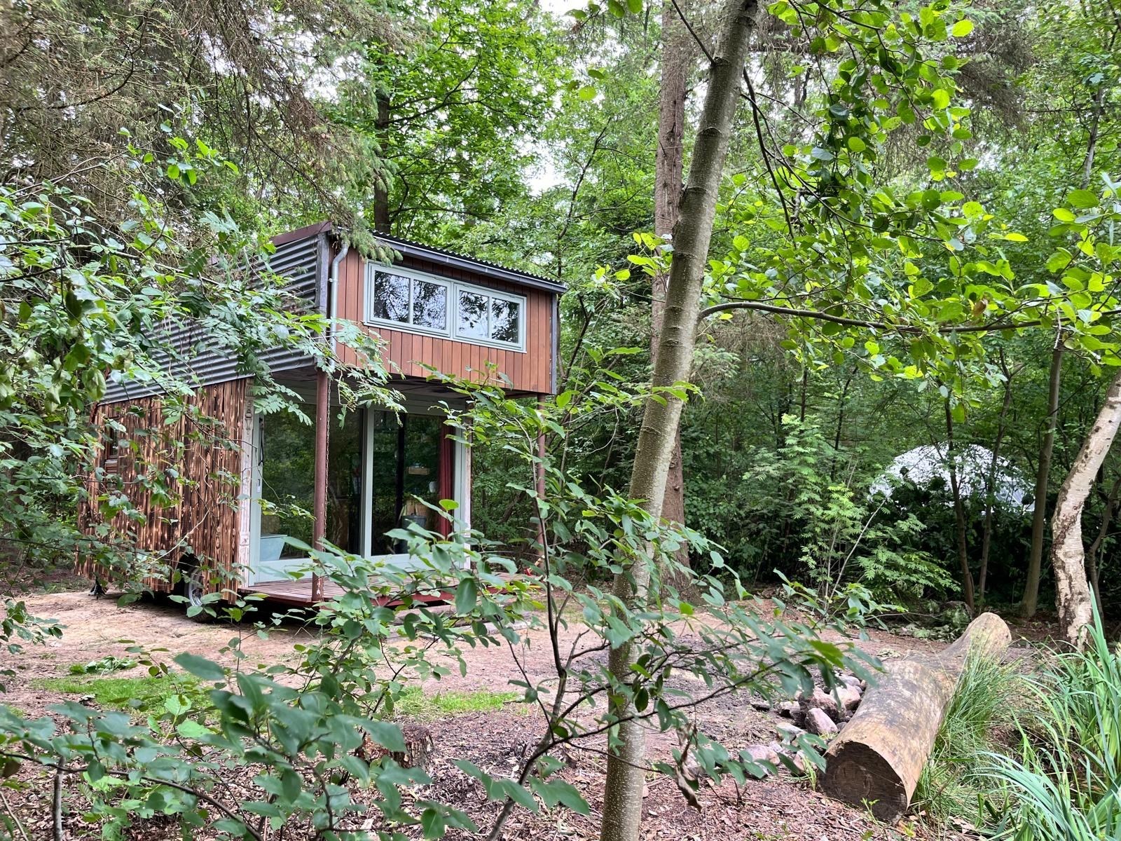 Wakker worden aan de rand van een meertje in een Natuurhut