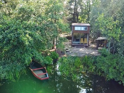 Wakker worden aan de rand van een meertje in een Natuurhut Wakker worden aan de rand van een meertje in een Natuurhut